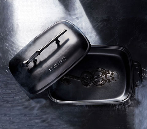 Black casserole baking dish.